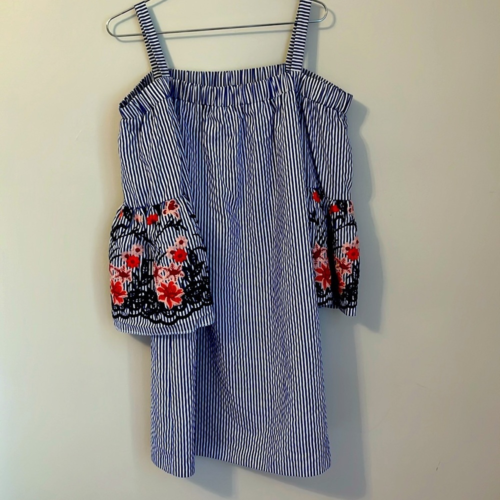 JESSICA HOWARD  OPEN  SHOULDER BLUE /WHITE STRAP SEERSUCKER  EMBROIDERED SZ 18
